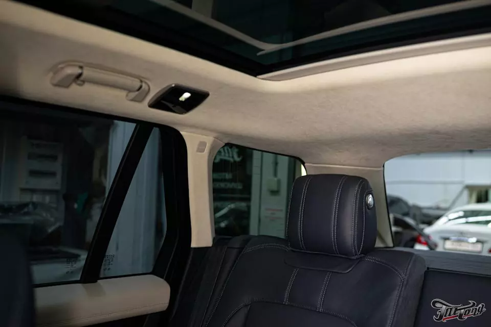 Range Rover Vogue SE. Перетяжка потолка в бежевую алькантару.
